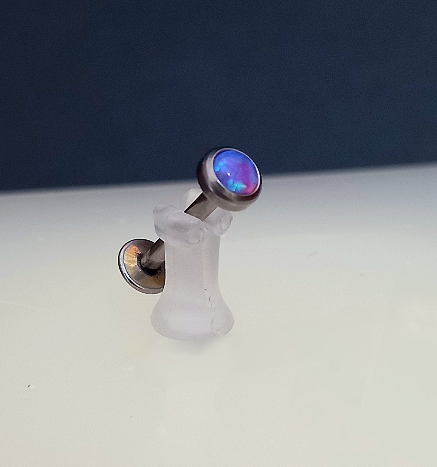 Titanio grado implante. Ópalo purpura 4mm