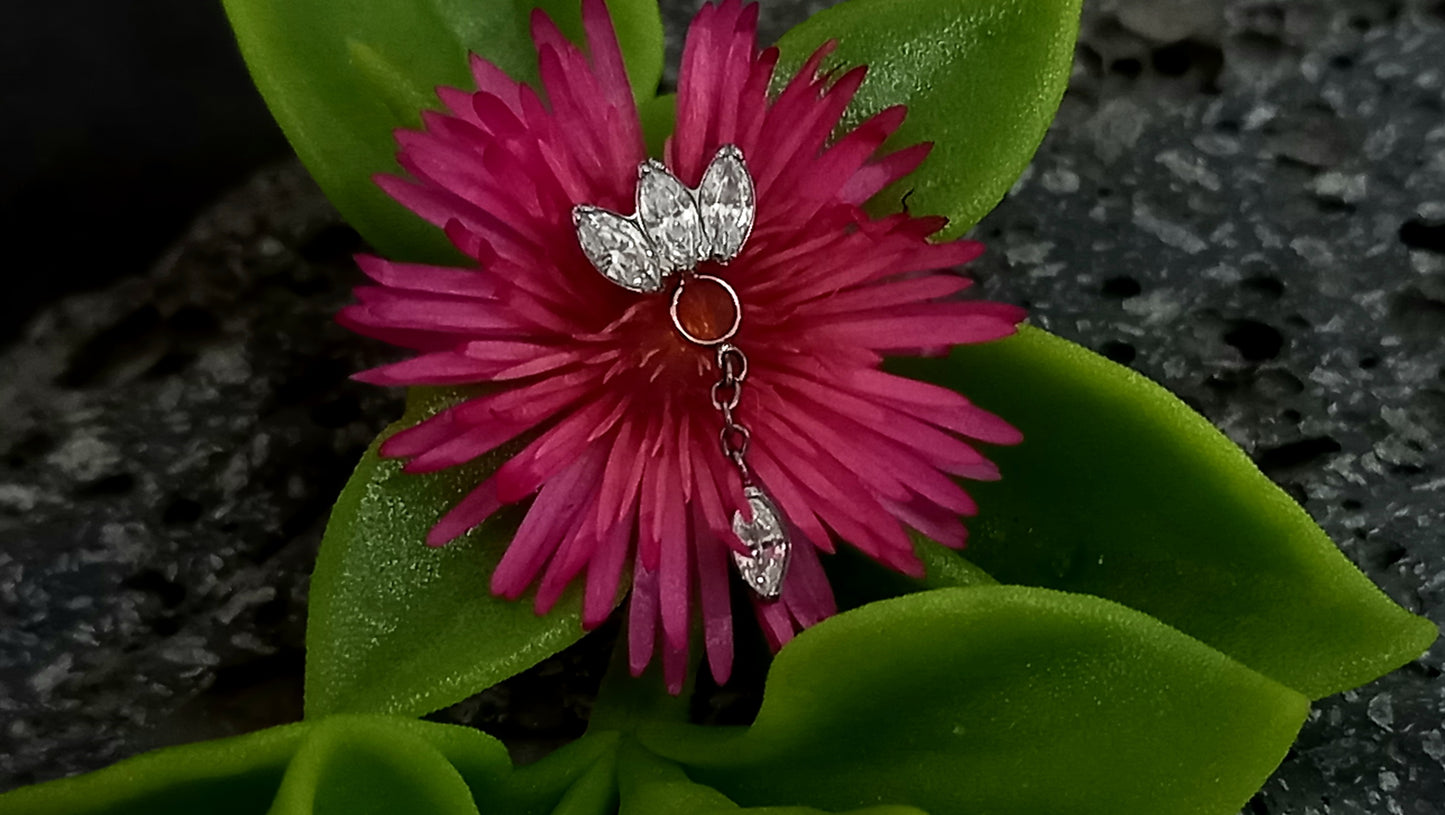 Titanio grado implante. Marquesa con colgante clear