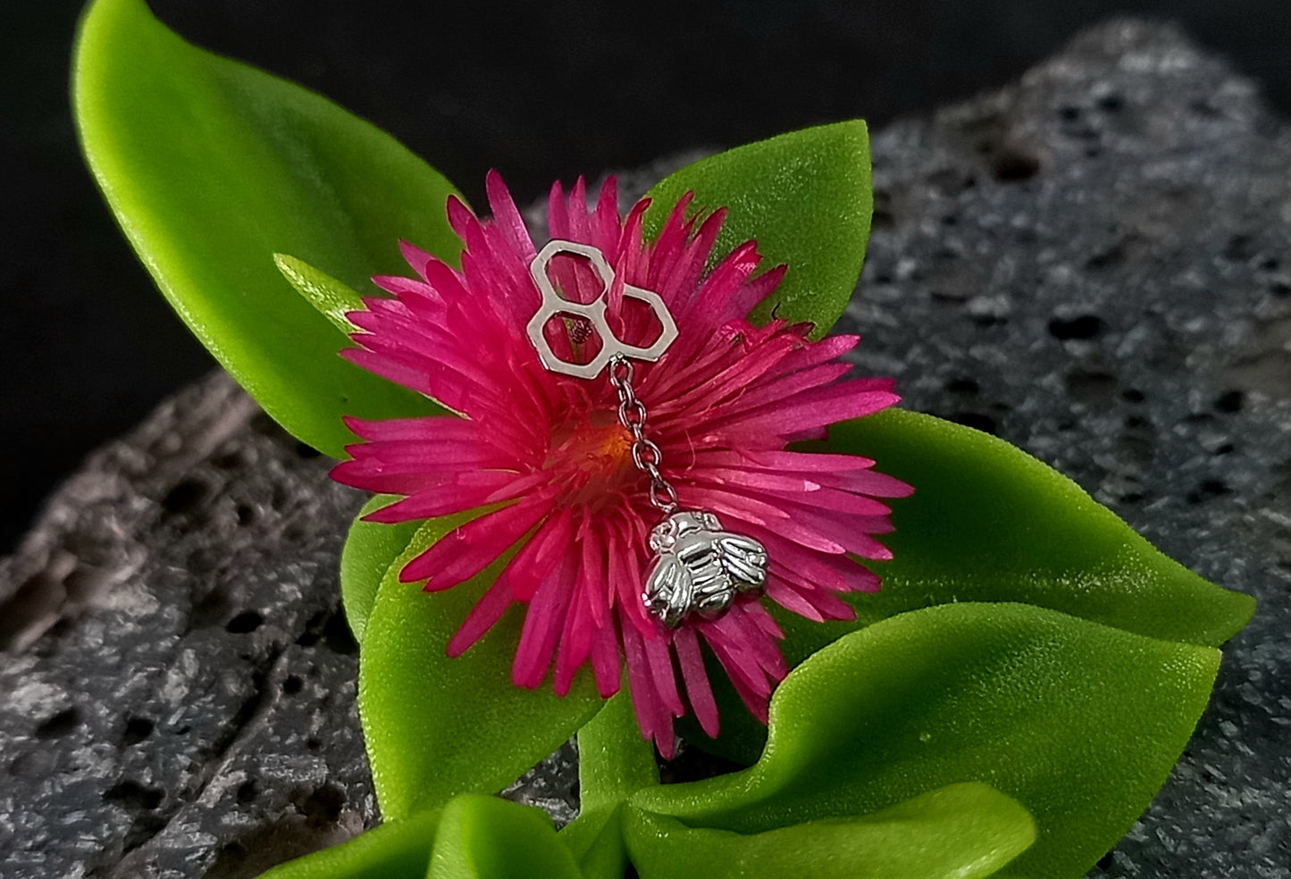 Titanio grado implante. Panal con abeja colgante