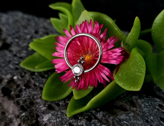 Titanio grado implante. Captive brillo con cuentas