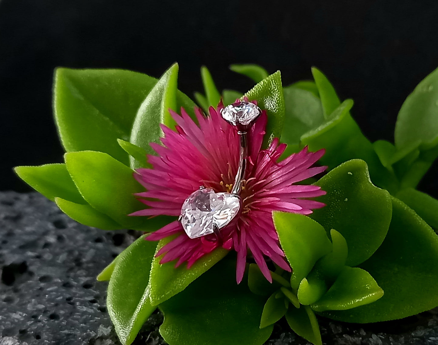 Titanio grado implante. Navel CZ corazon clear