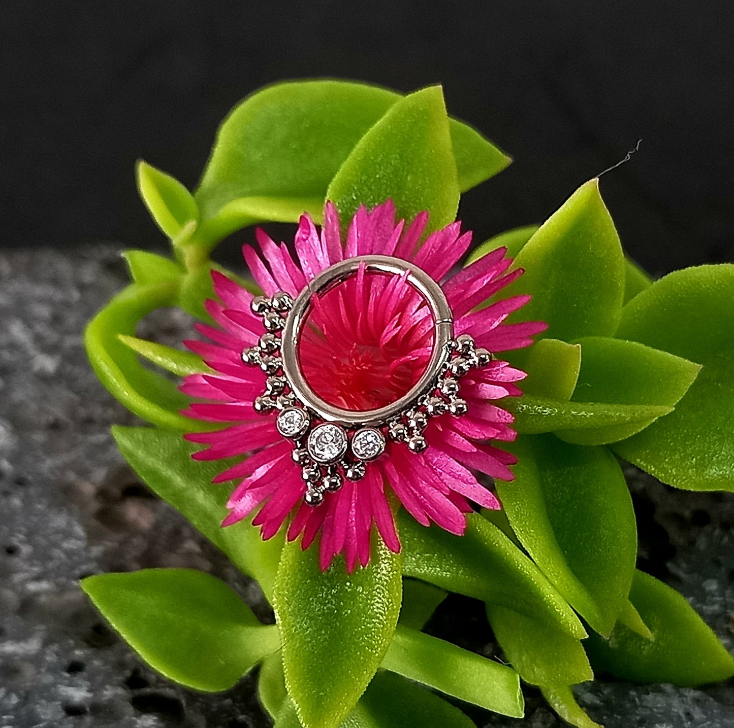 Titanio grado implante. Tres Bisel de Racimo Conjunto de cristal Swarovski