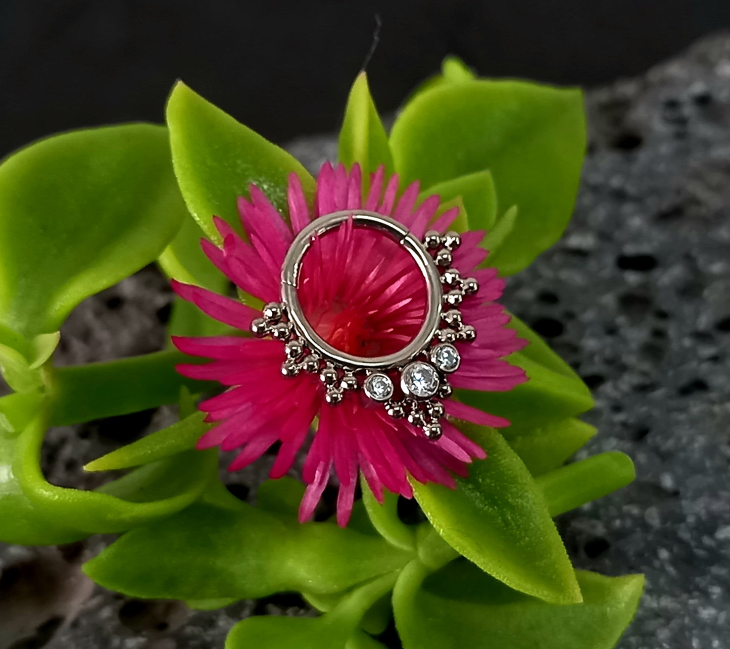 Titanio grado implante. Tres Bisel de Racimo Conjunto de cristal Swarovski
