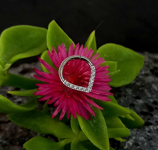 Titanio grado implante. Gota con brillos