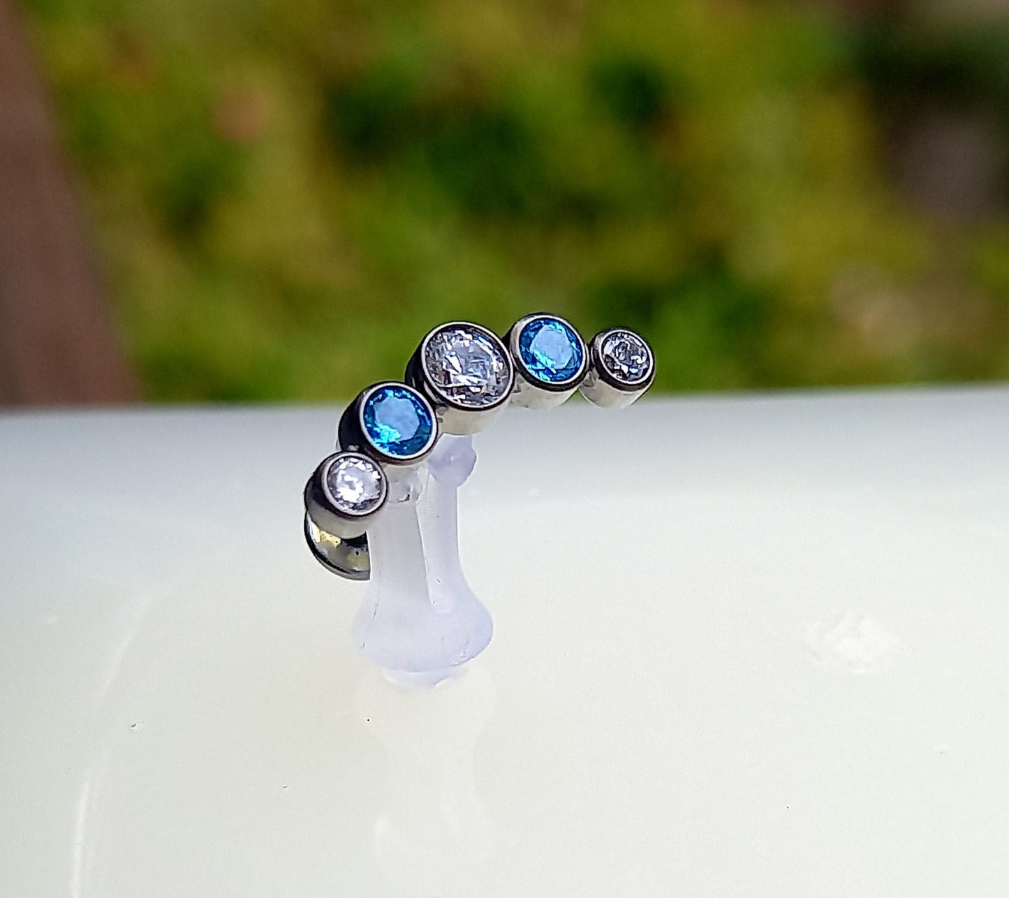 Media luna 5 cristales Azul y clear - titanio grado implante ASTM F-136