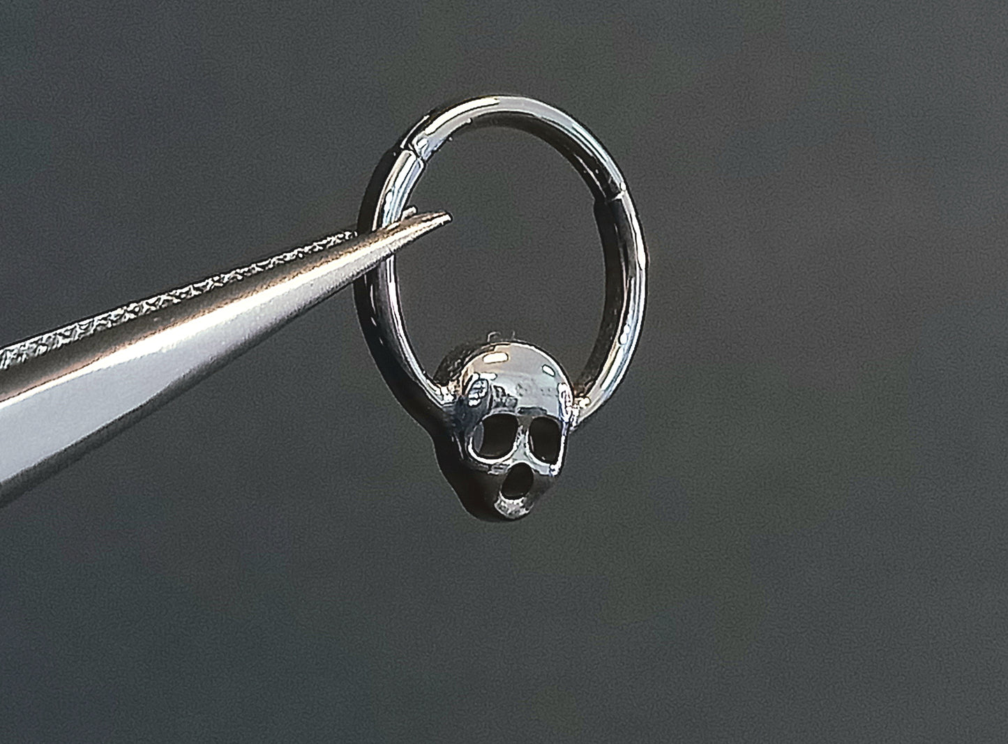 Titanio grado implante. Clicker calavera