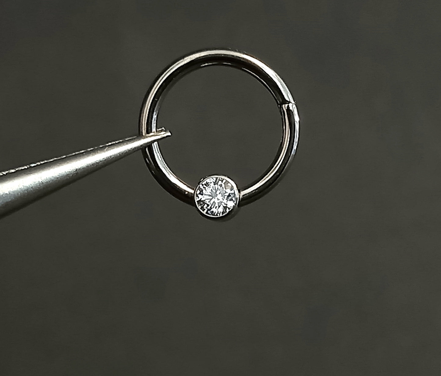 Titanio grado implante. Clicker brillo central clear
