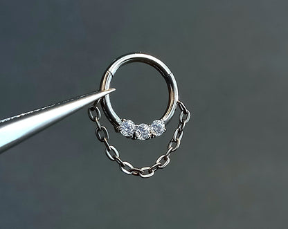 Titanio grado implante. Clicker con tres brillos clear  y cadena
