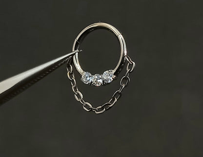 Titanio grado implante. Clicker con tres brillos clear  y cadena