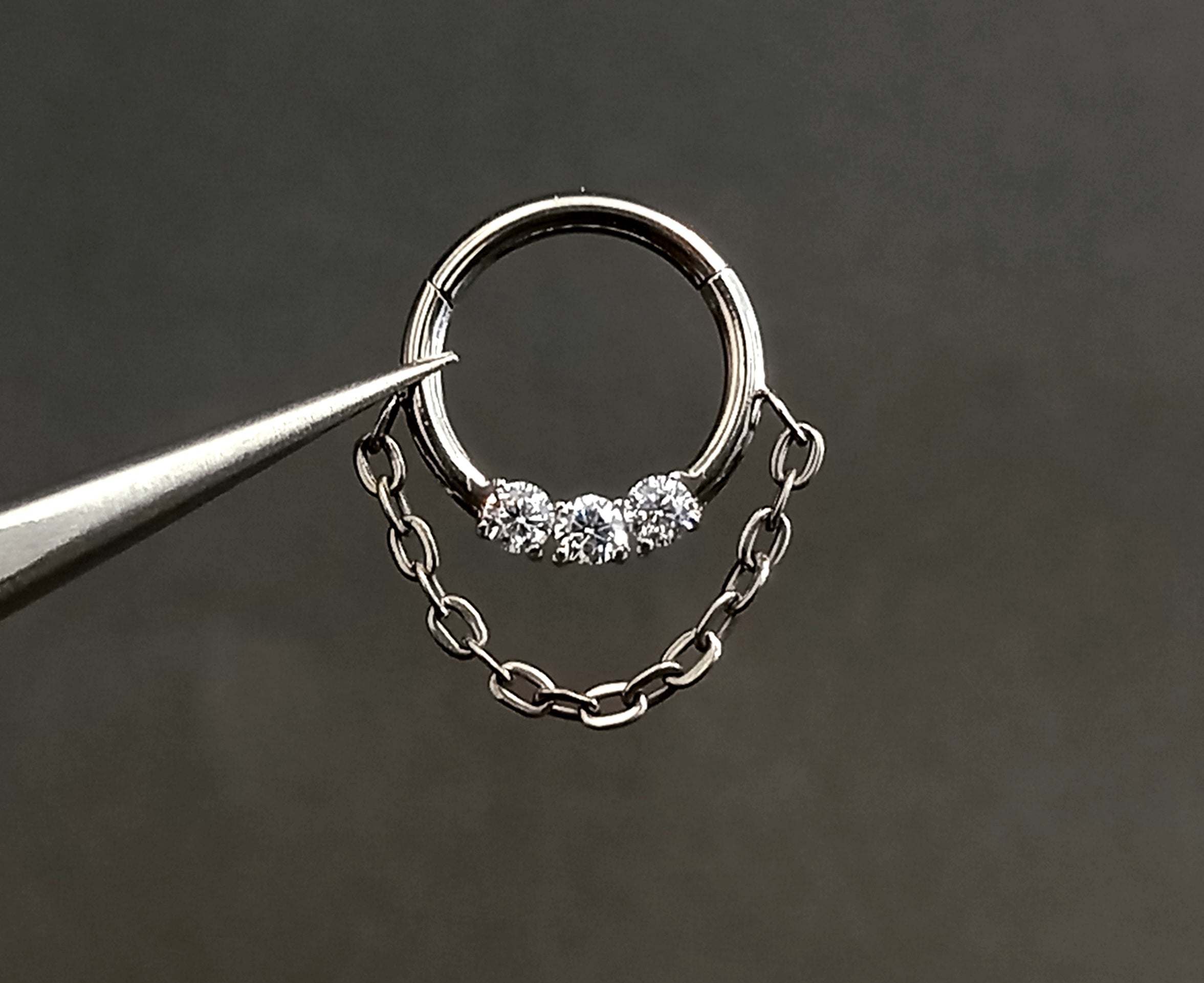 Argolla clicker con tres brillos clear y cadena