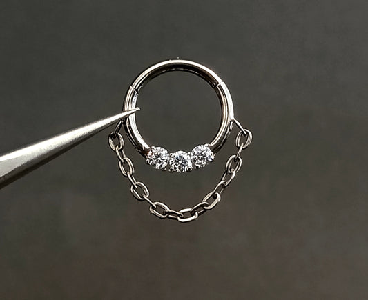 Titanio grado implante. Clicker con tres brillos clear  y cadena