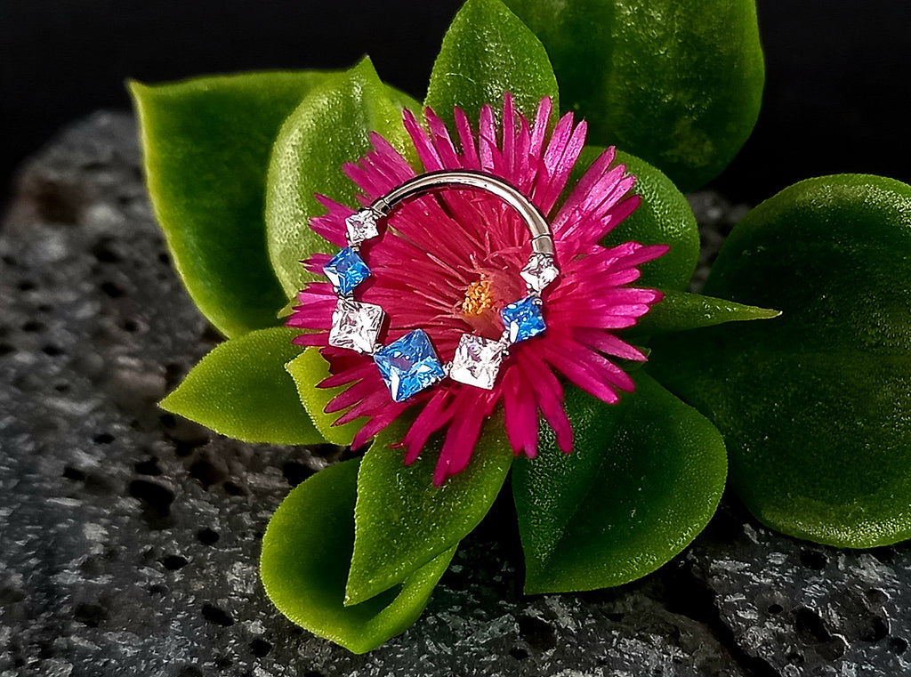 Argolla clicker zircón con rombos azul y clear