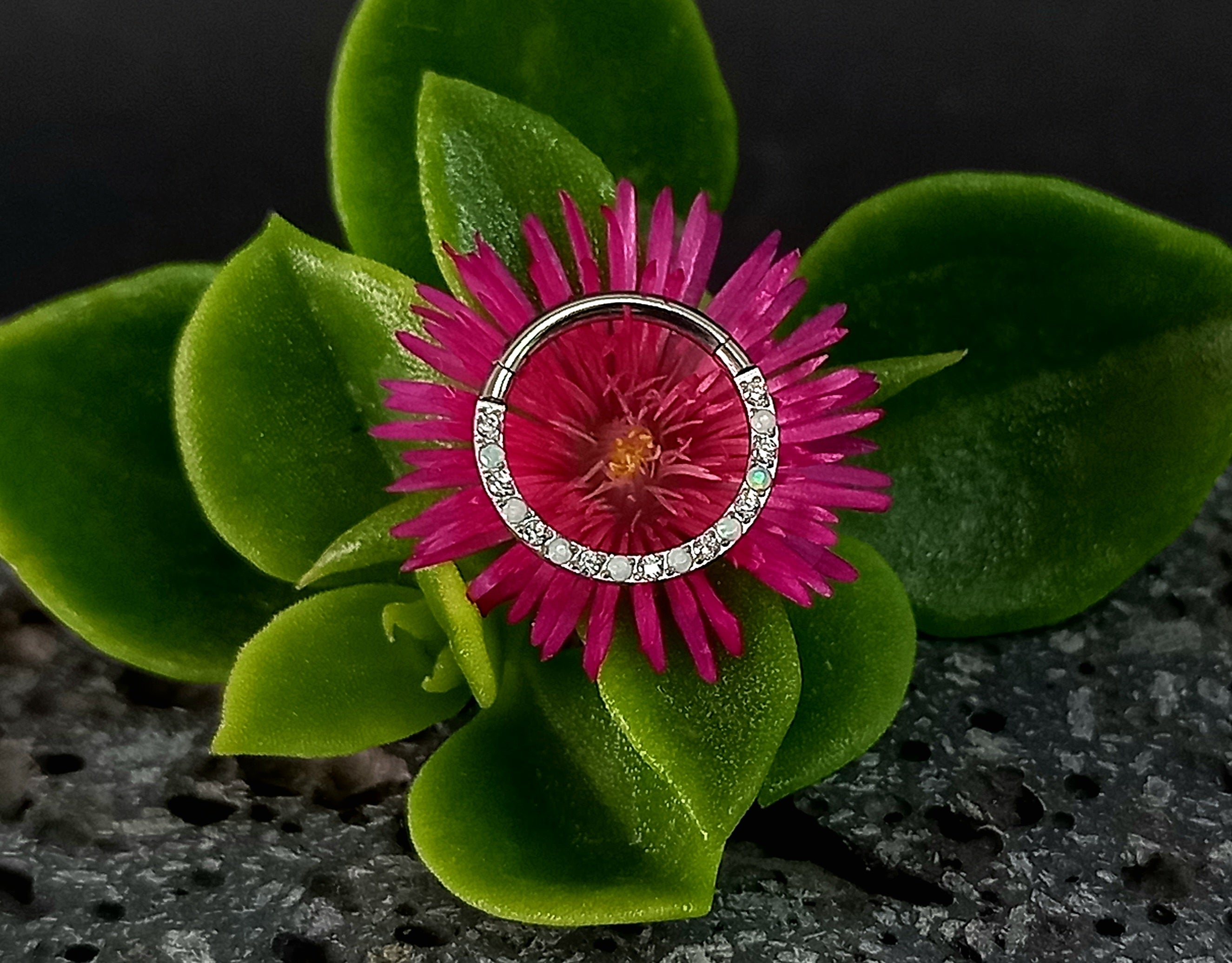 Argolla clicker opalo blanco y cristal