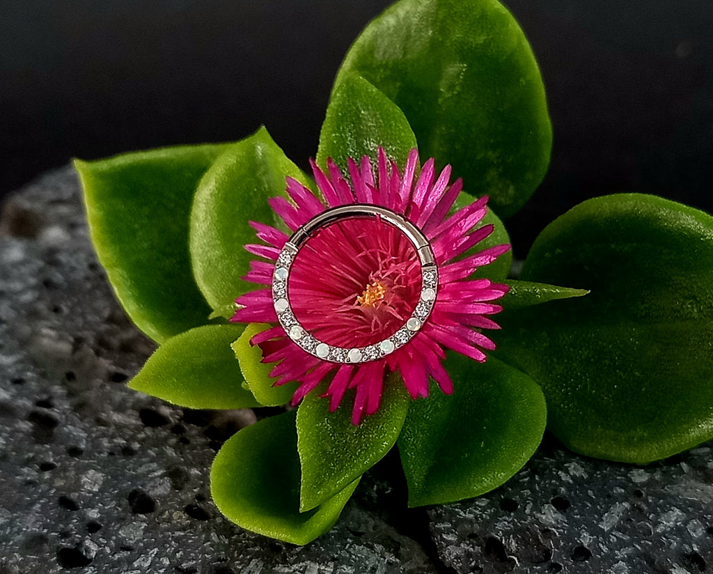 Argolla clicker opalo blanco y cristal