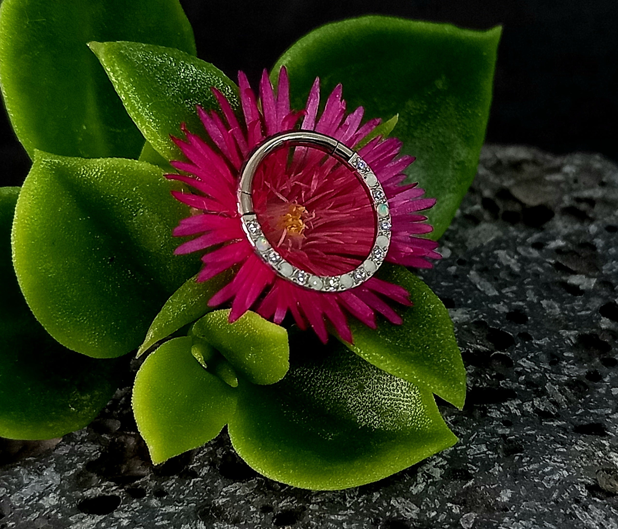 Argolla clicker opalo blanco y cristal