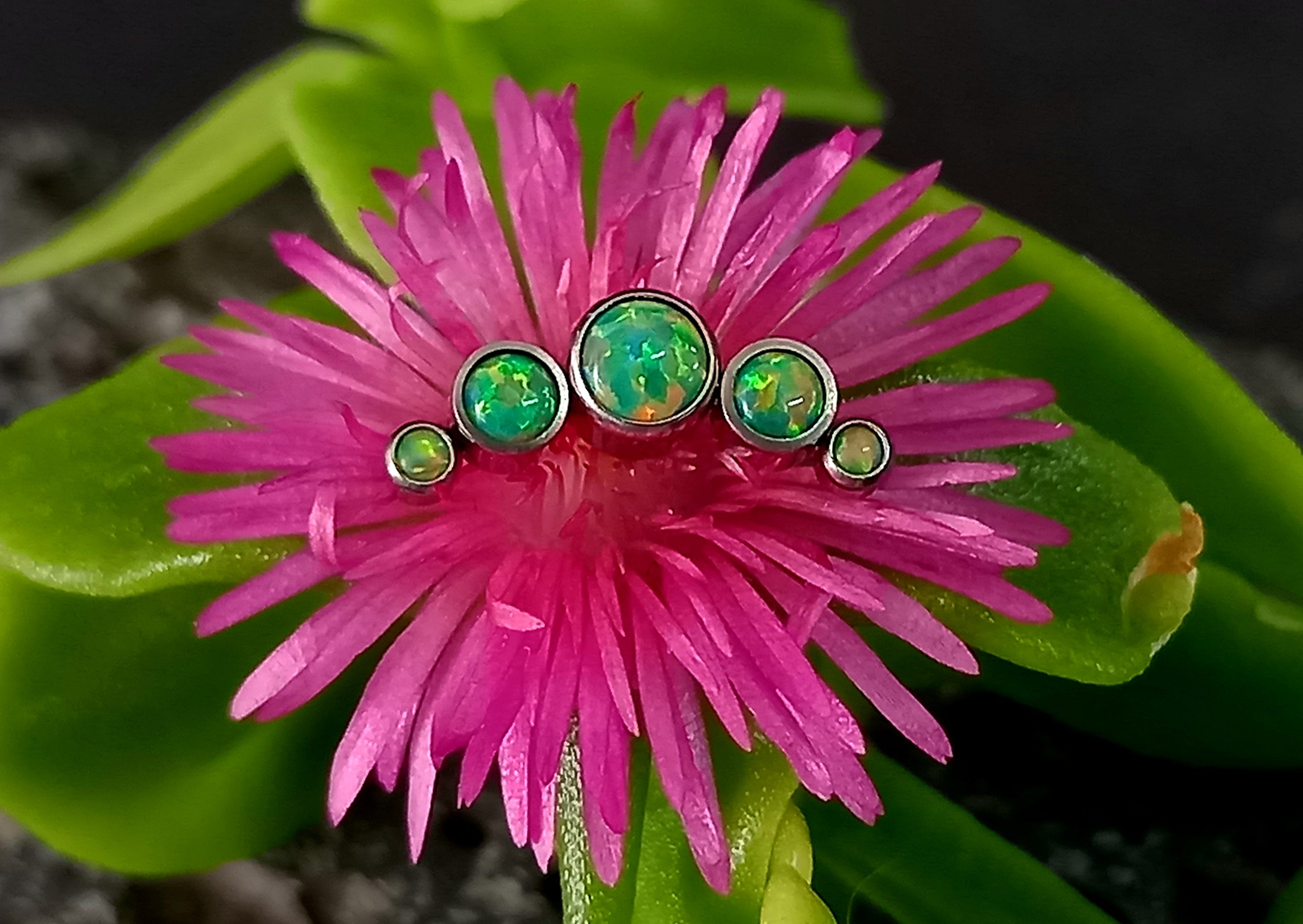 Media luna Opalo Verde - titanio grado implante ASTM F-136