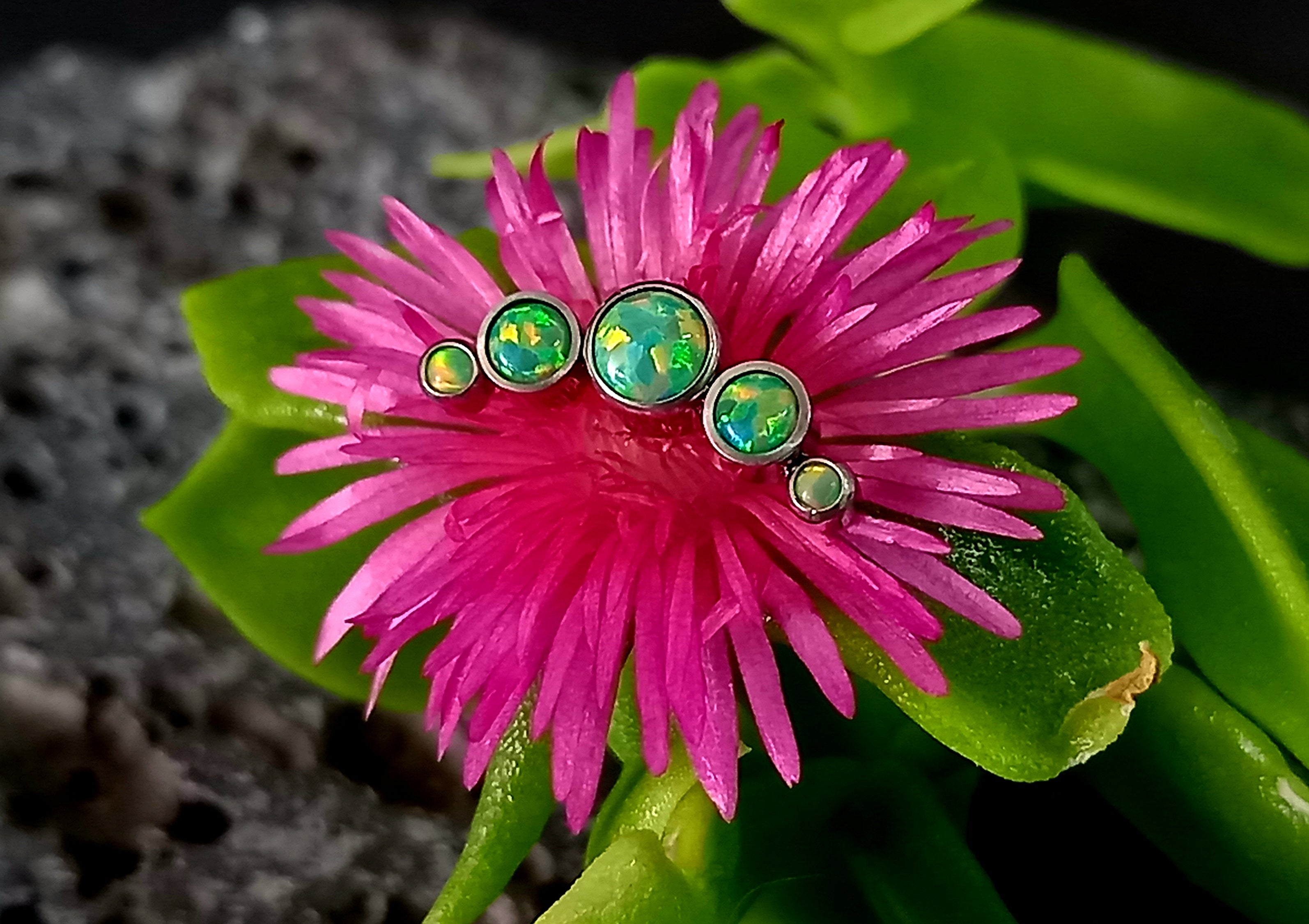 Media luna Opalo Verde - titanio grado implante ASTM F-136