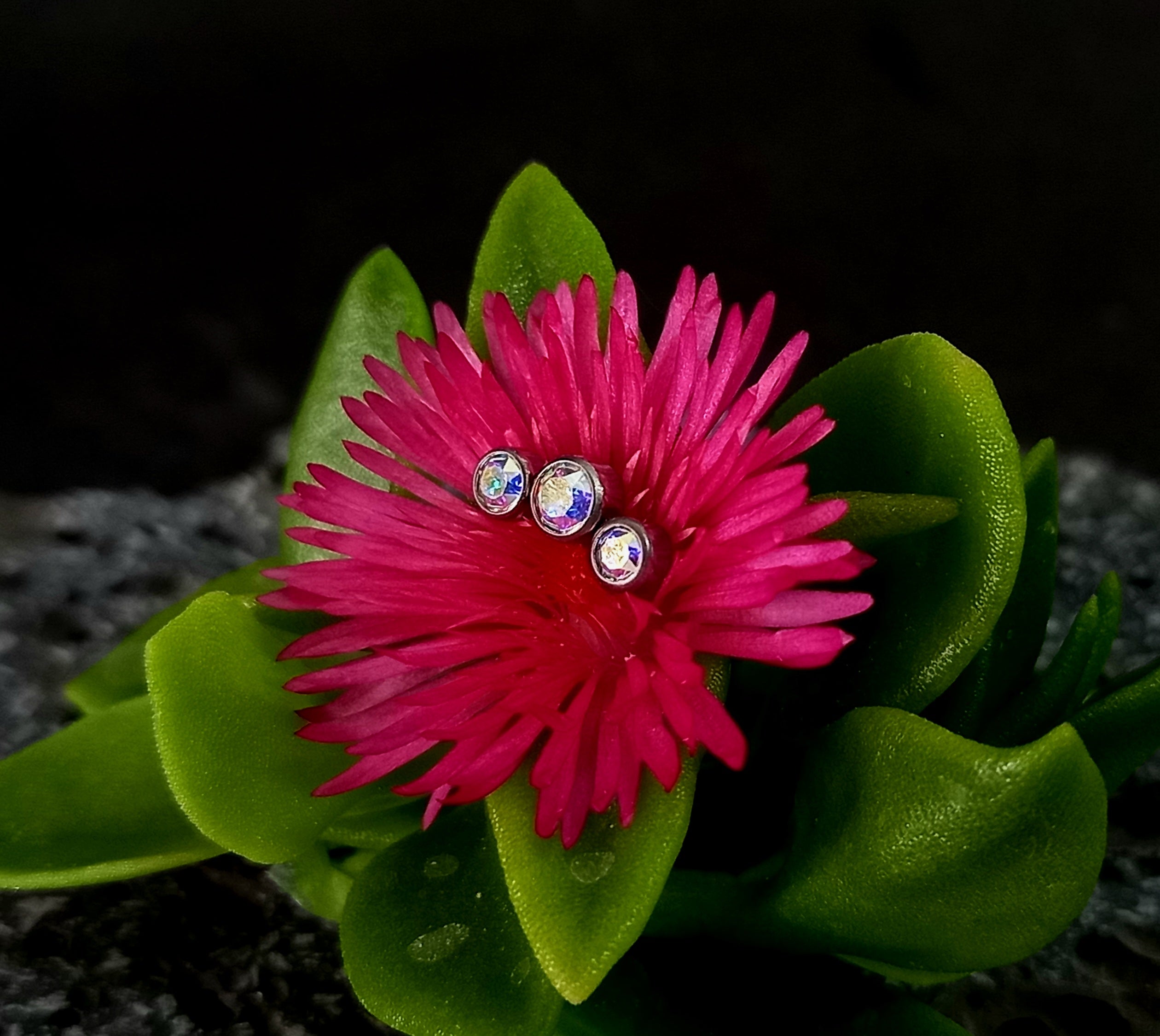 Media luna triple cristal Swarovski Aurora boreal - titanio grado implante ASTM F-136