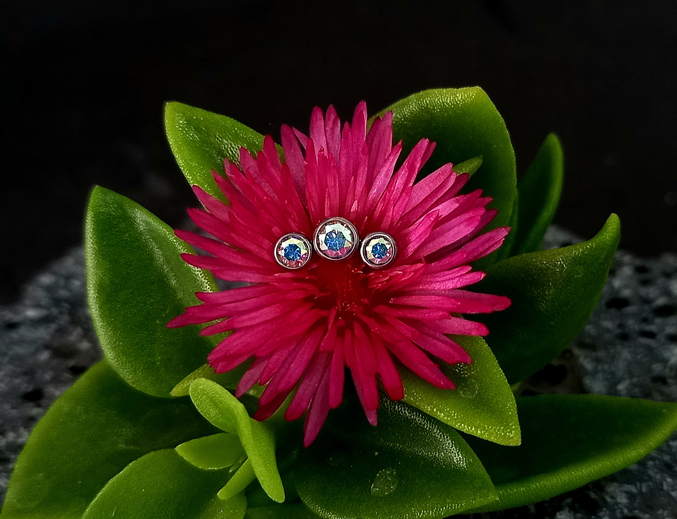 Media luna triple cristal Swarovski Aurora boreal - titanio grado implante ASTM F-136