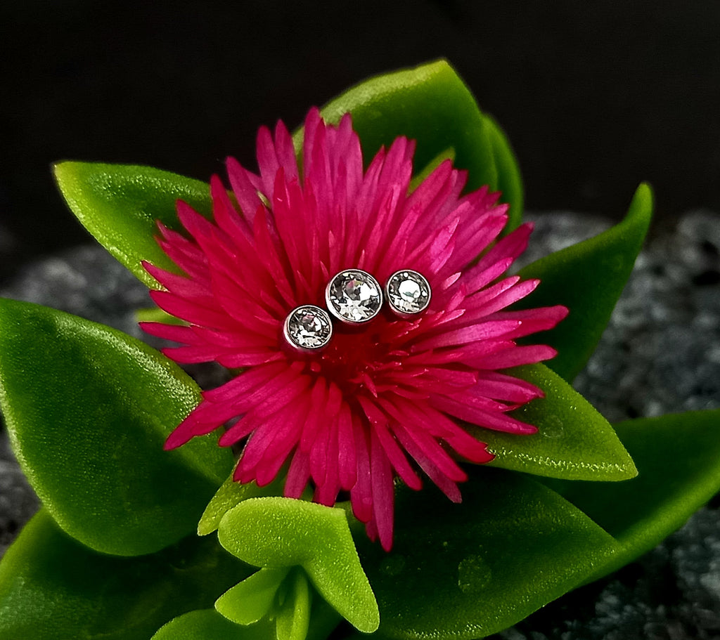 Media luna triple cristal Swarovski clear - titanio grado implante ASTM F-136