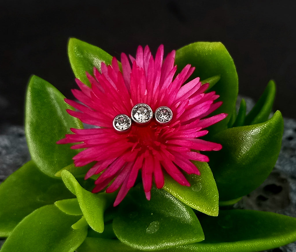 Media luna triple cristal Swarovski clear - titanio grado implante ASTM F-136