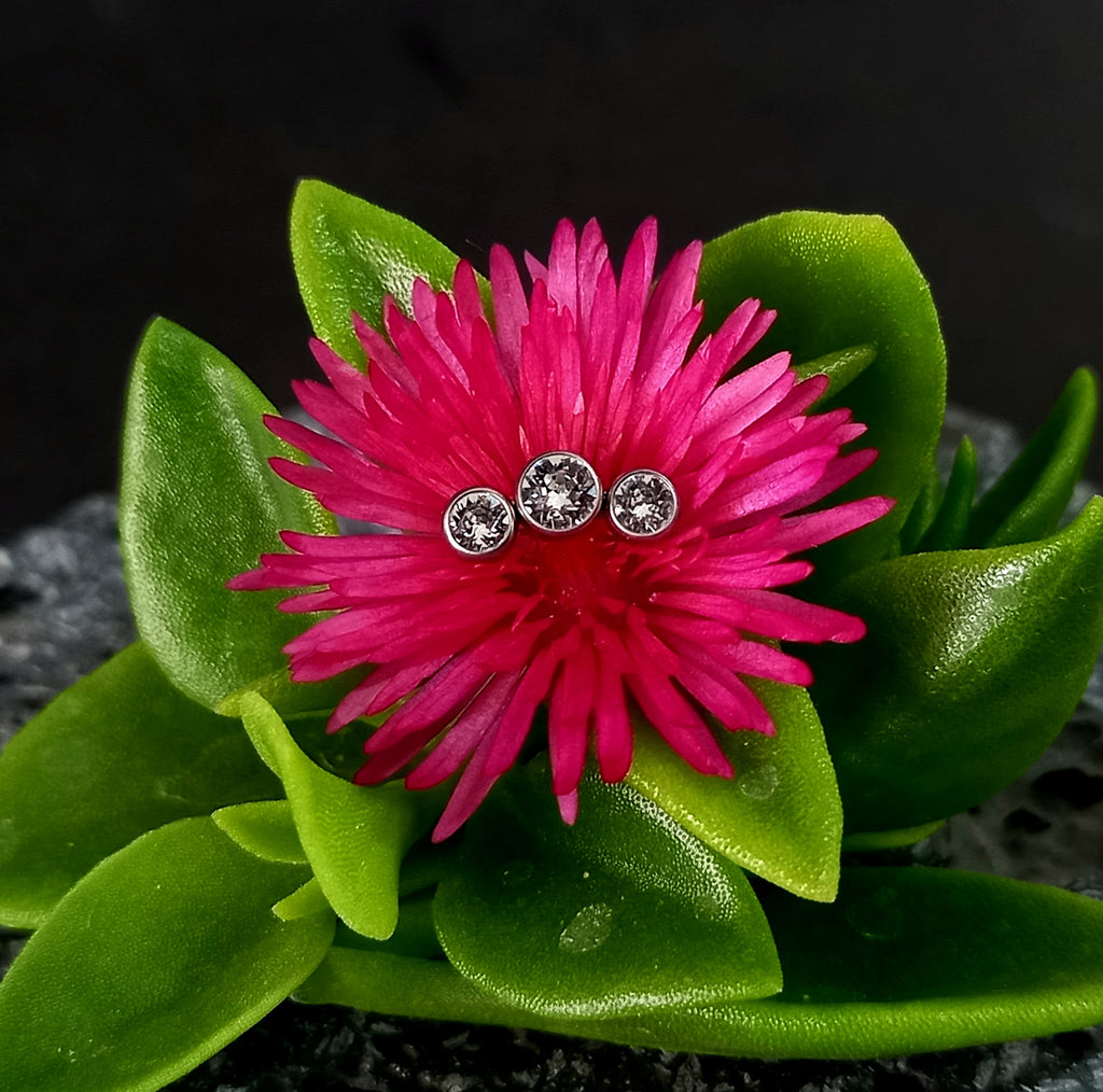 Media luna triple cristal Swarovski clear - titanio grado implante ASTM F-136