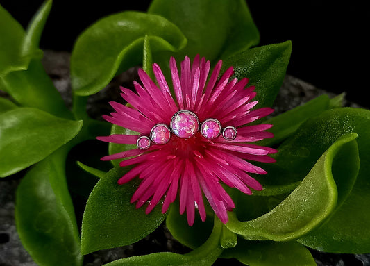 Titanio grado implante. Media luna 5 cristales Opalo Rosa