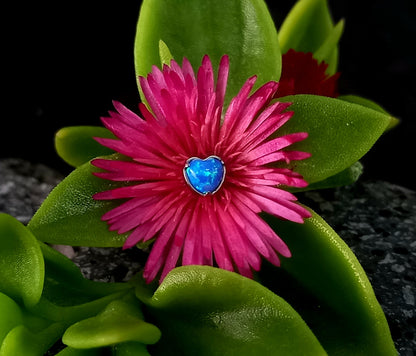 Titanio grado implante. Corazón ópalo colores
