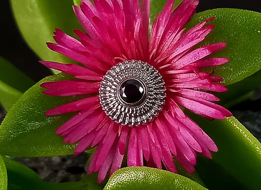 Titanio grado implante. Mandala centro negro