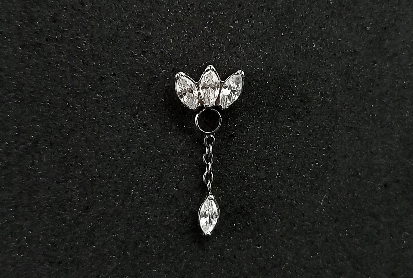 Titanio grado implante. Marquesa con colgante clear