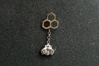 Titanio grado implante. Panal con abeja colgante