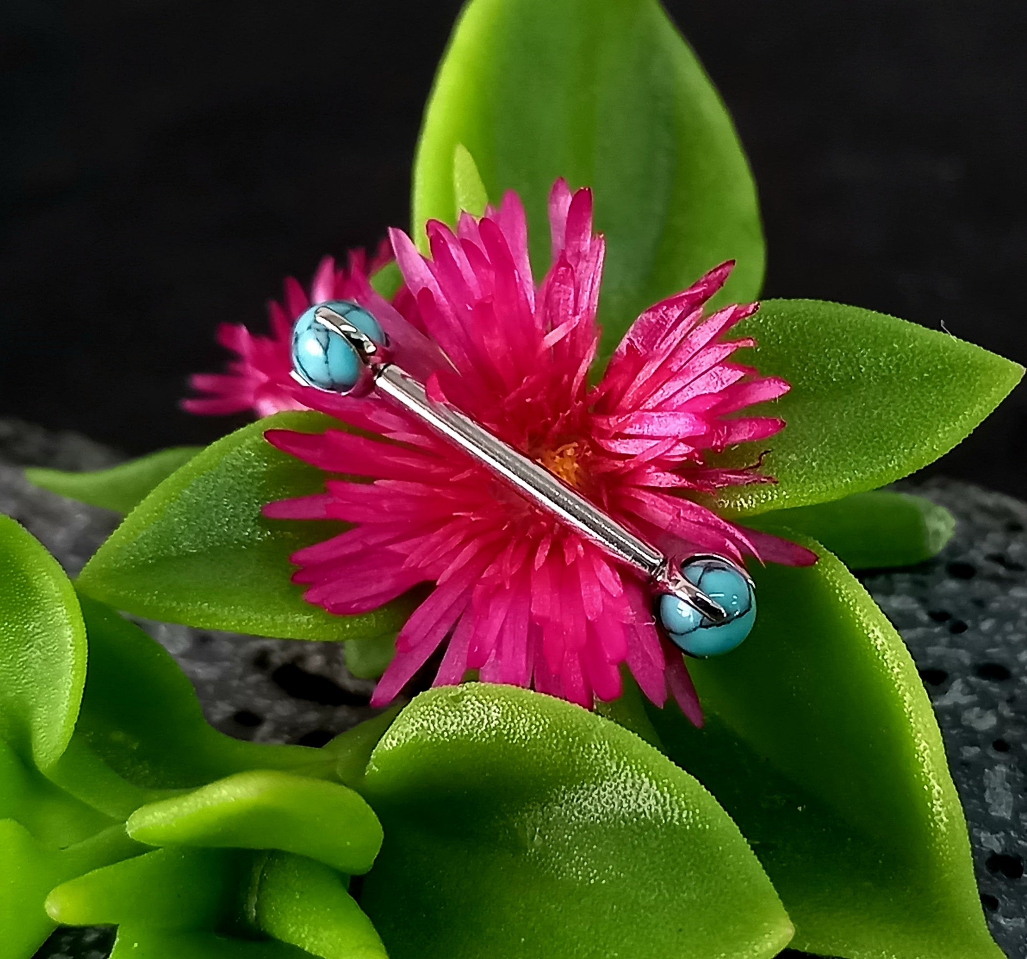 Barbell con esfera turquesa - titanio grado implante ASTM F-136