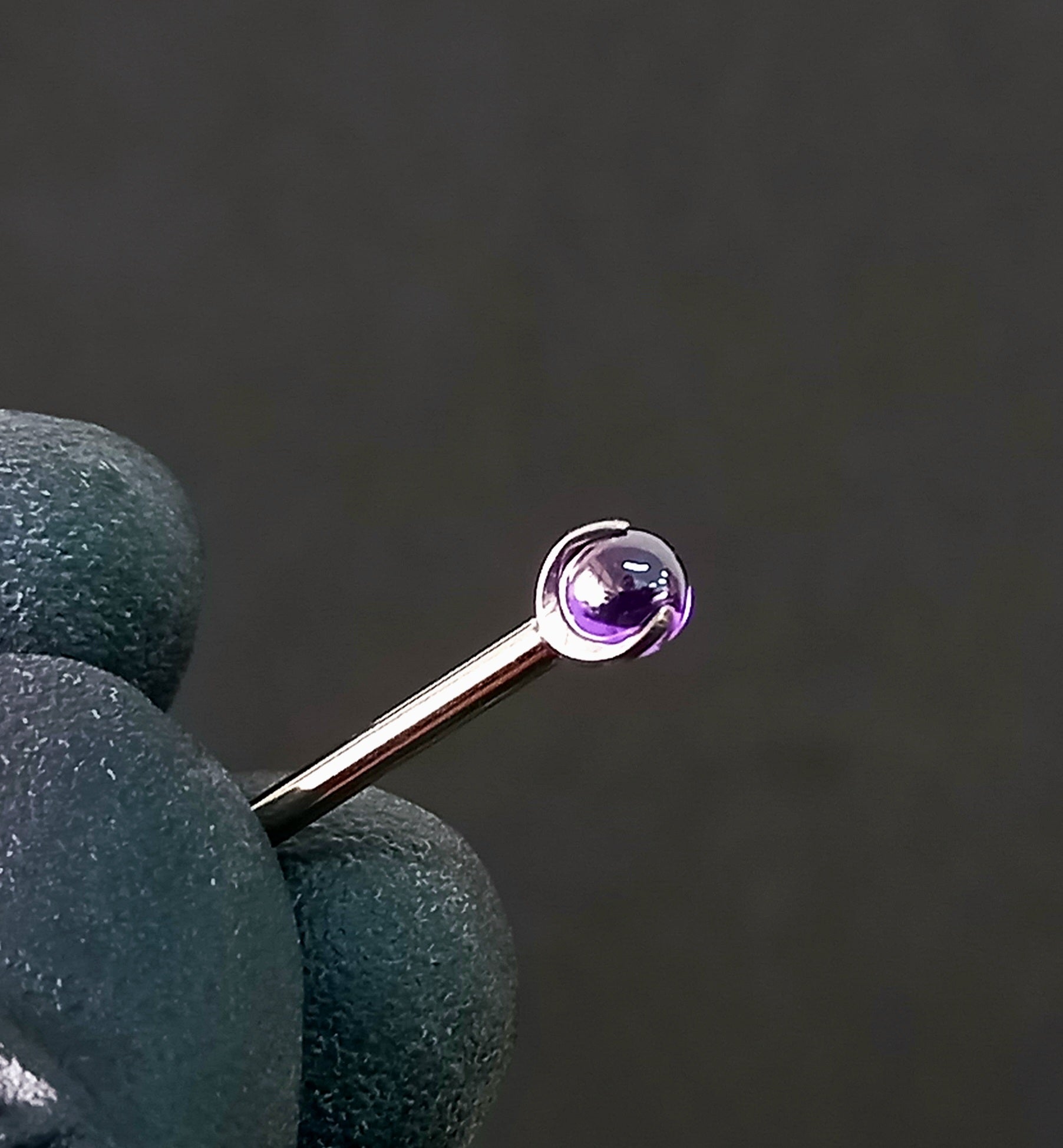 Barbell con esfera amatista  - titanio grado implante ASTM F-136