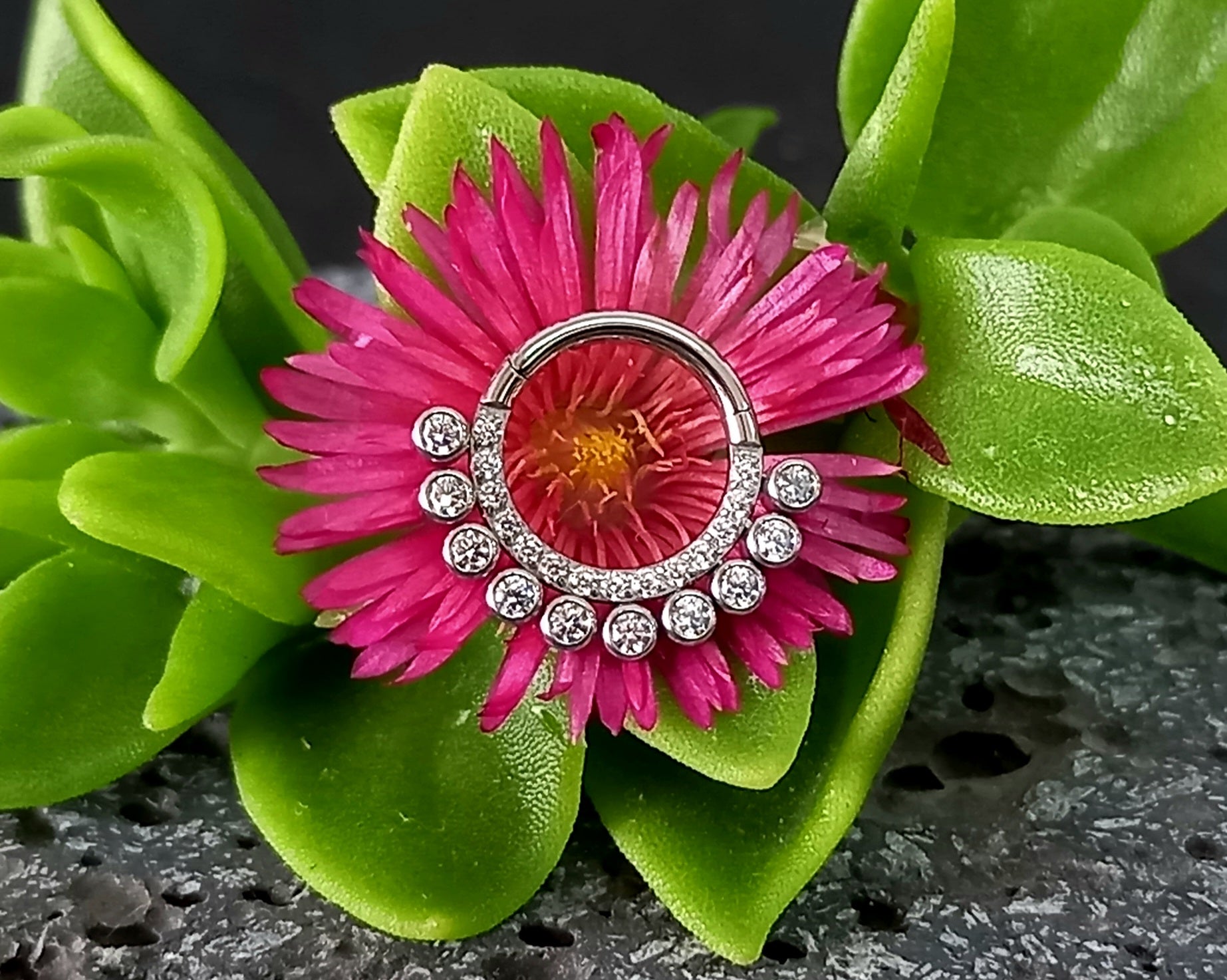 Argolla clicker zircón y cuentas