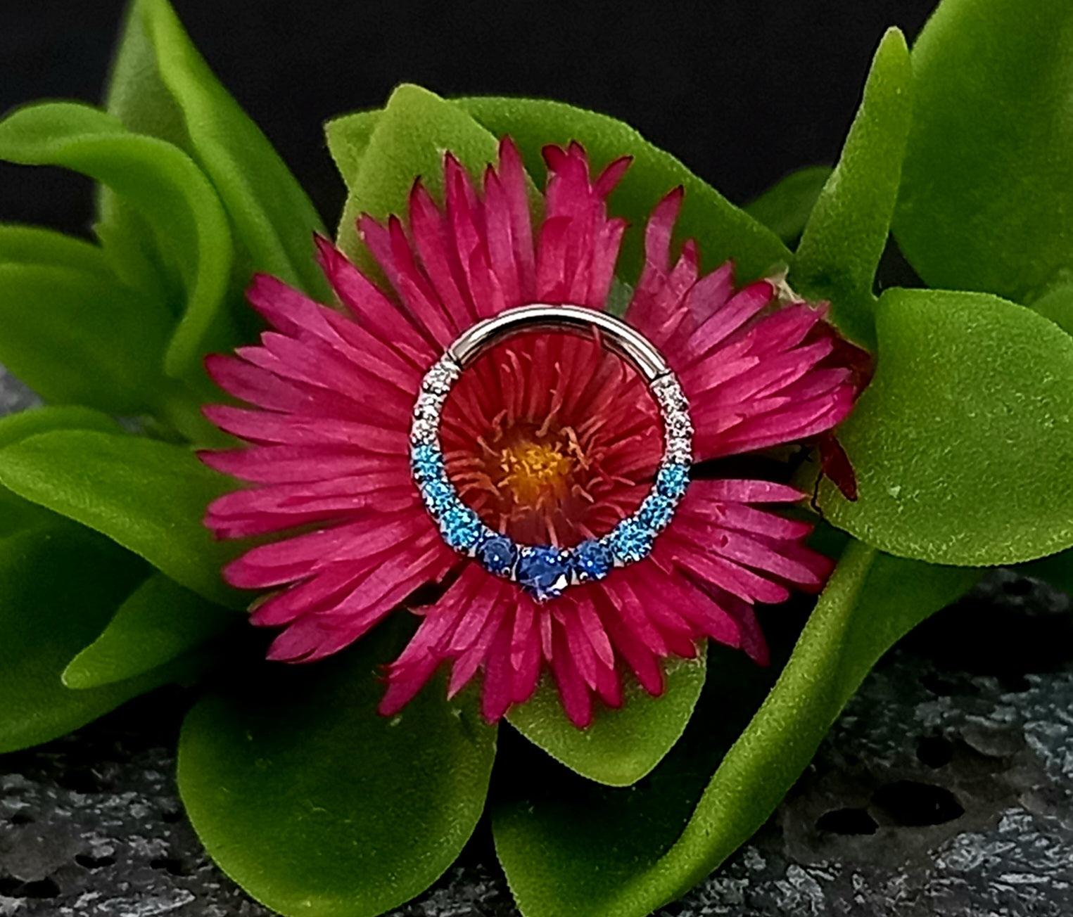 Argolla clicker zircones azules en degrade