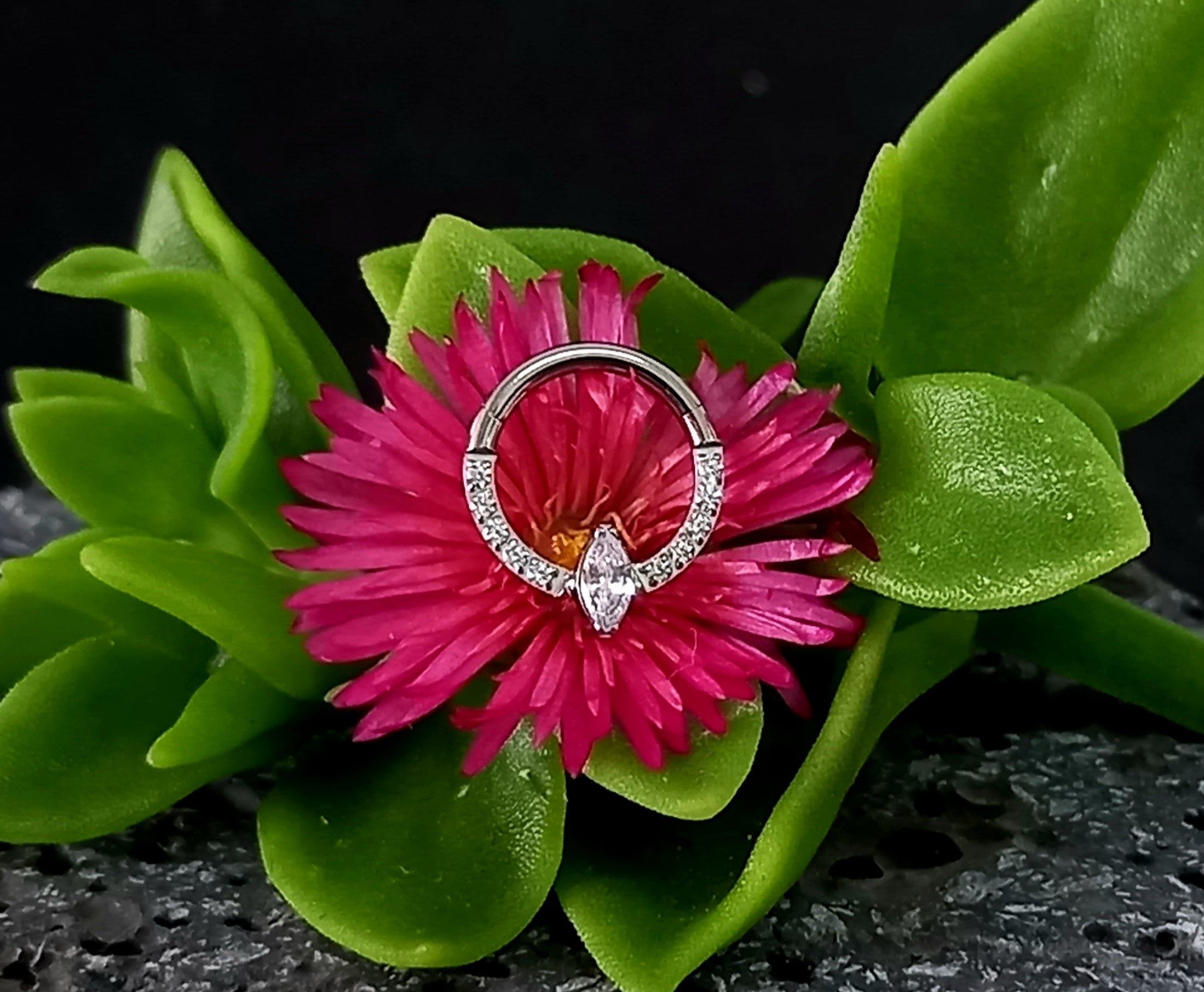 Argolla clicker con brillos y rombo central clear