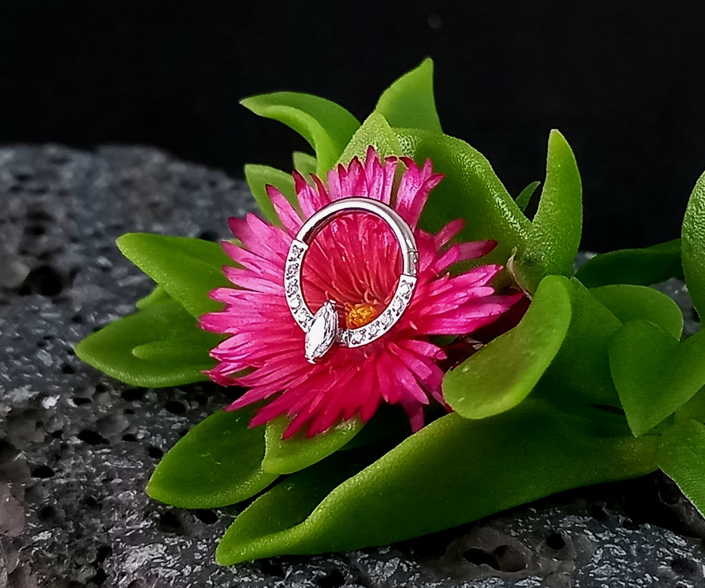 Argolla clicker con brillos y rombo central clear