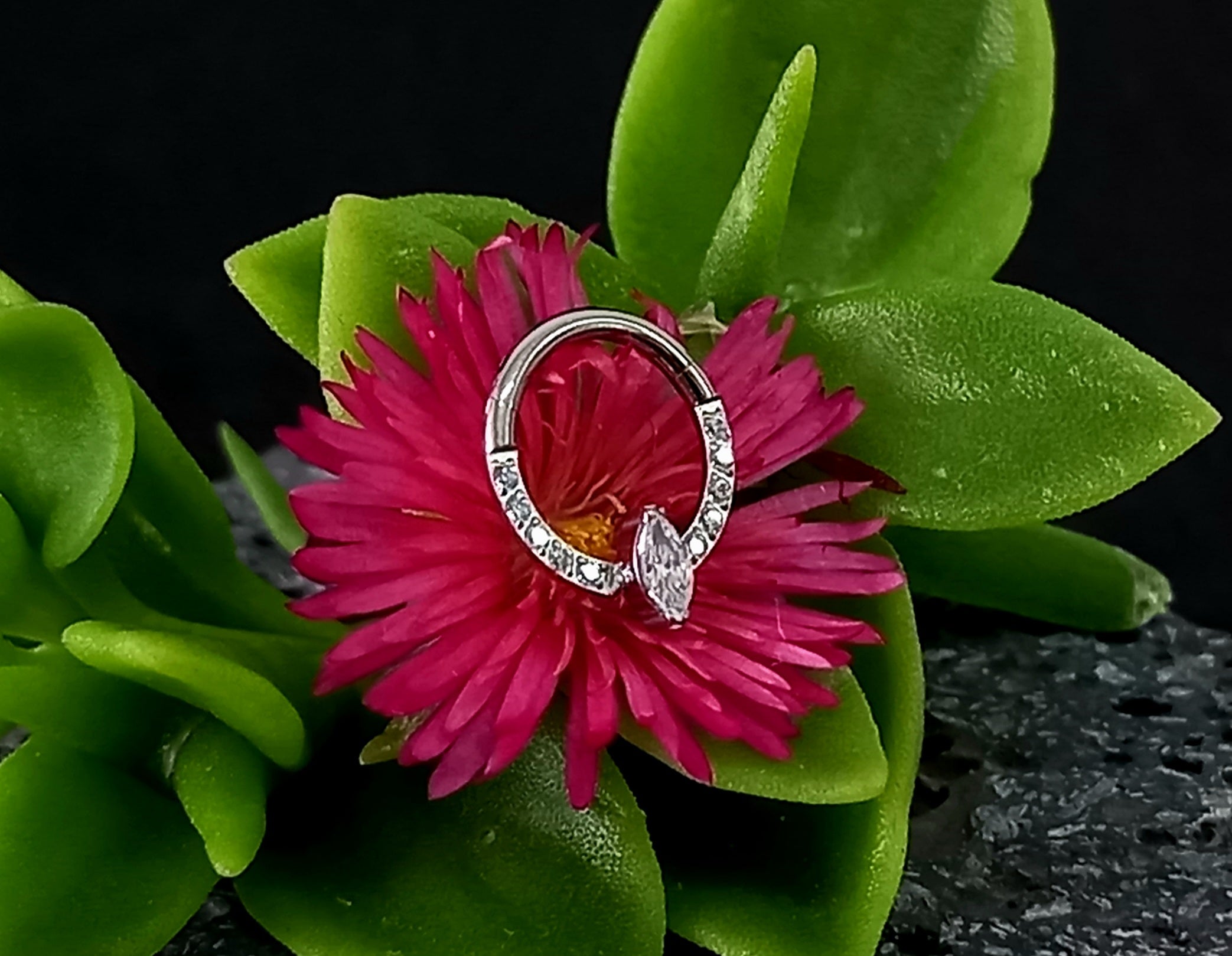 Argolla clicker con brillos y rombo central clear