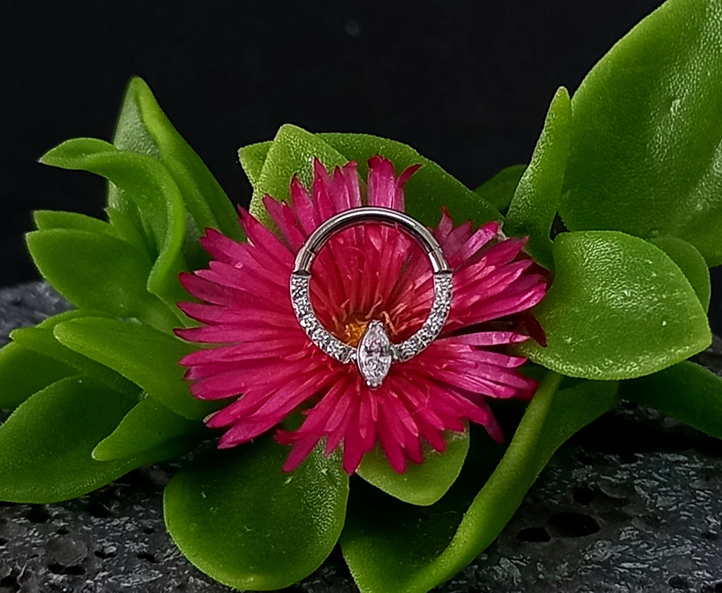 Argolla clicker con brillos y rombo central clear