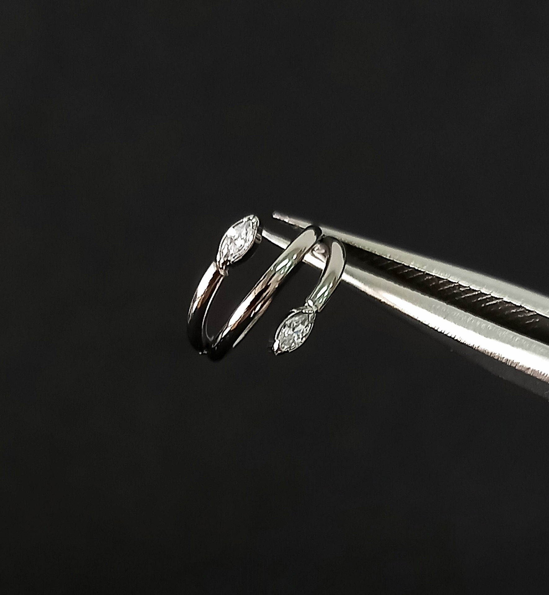 Argolla clicker espiral con brillo en puntas