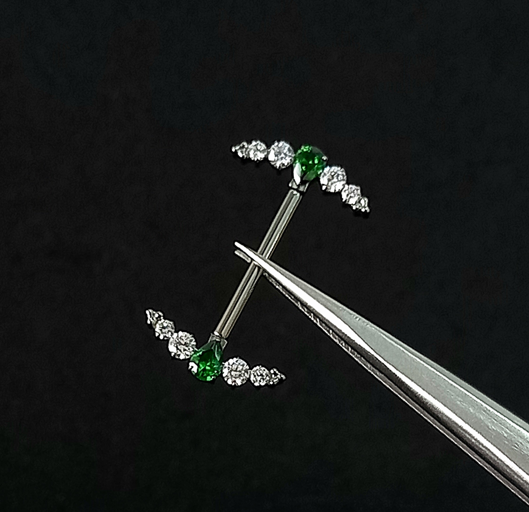 Titanio grado implante. Nipple media luna centro esmeralda