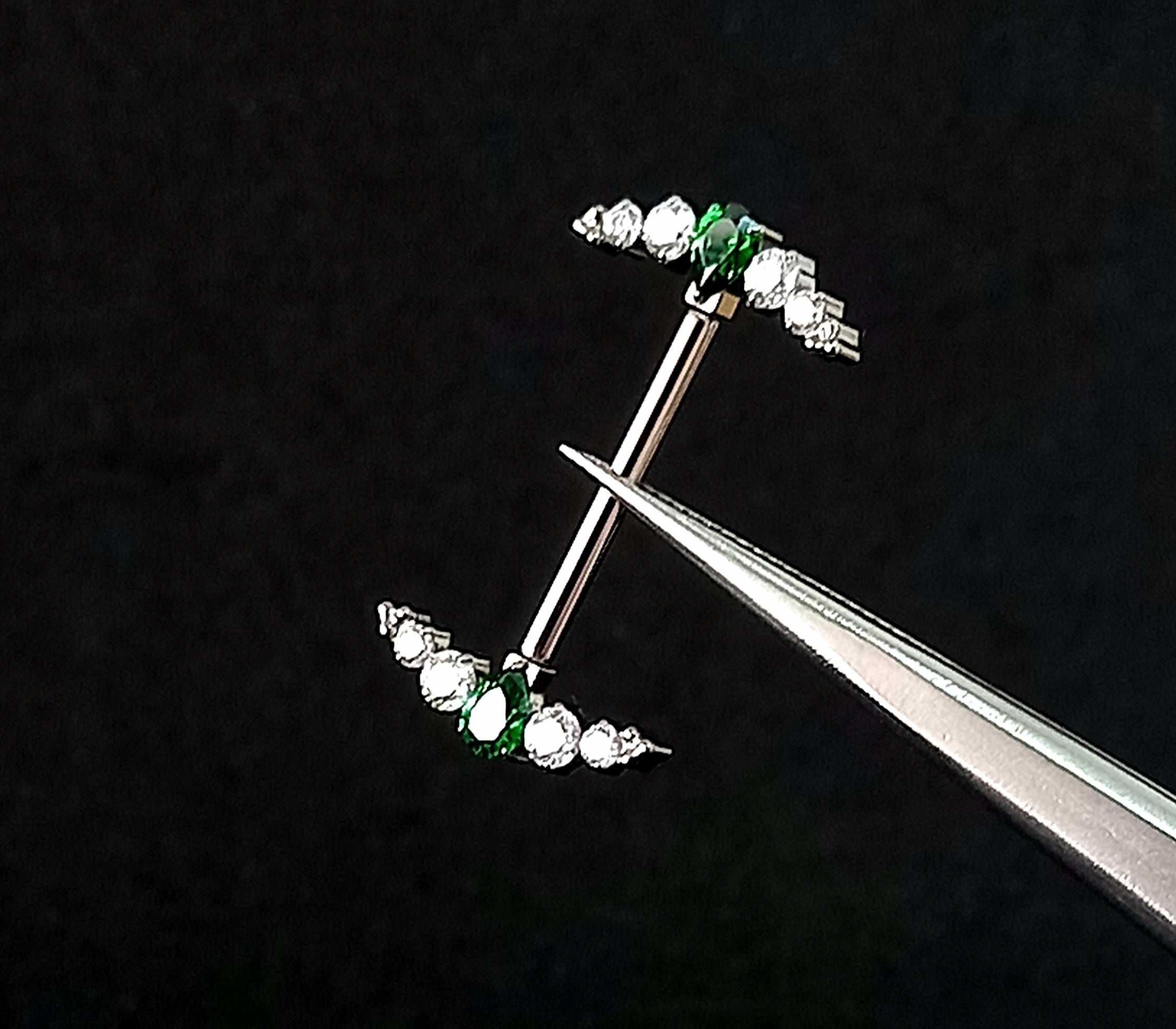 Titanio grado implante. Nipple media luna centro esmeralda