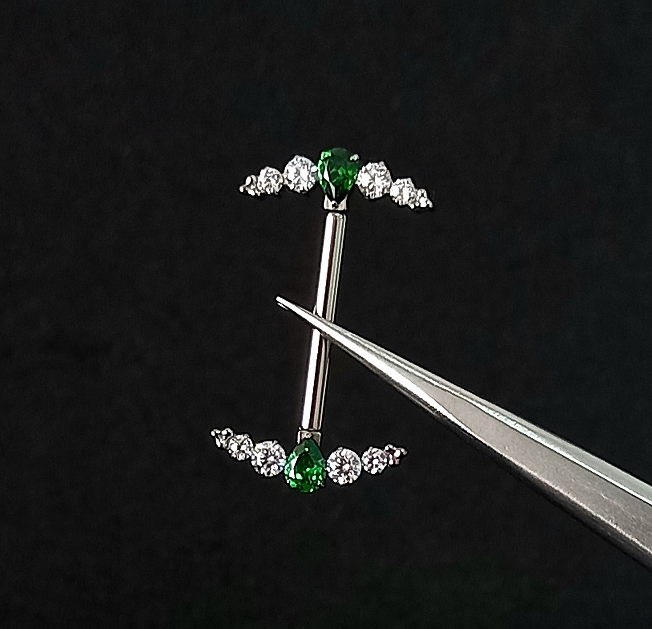 Titanio grado implante. Nipple media luna centro esmeralda