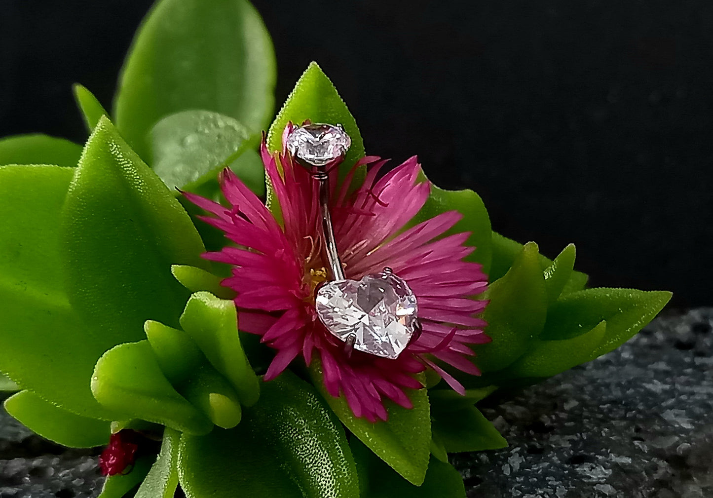Titanio grado implante. Navel CZ corazon clear