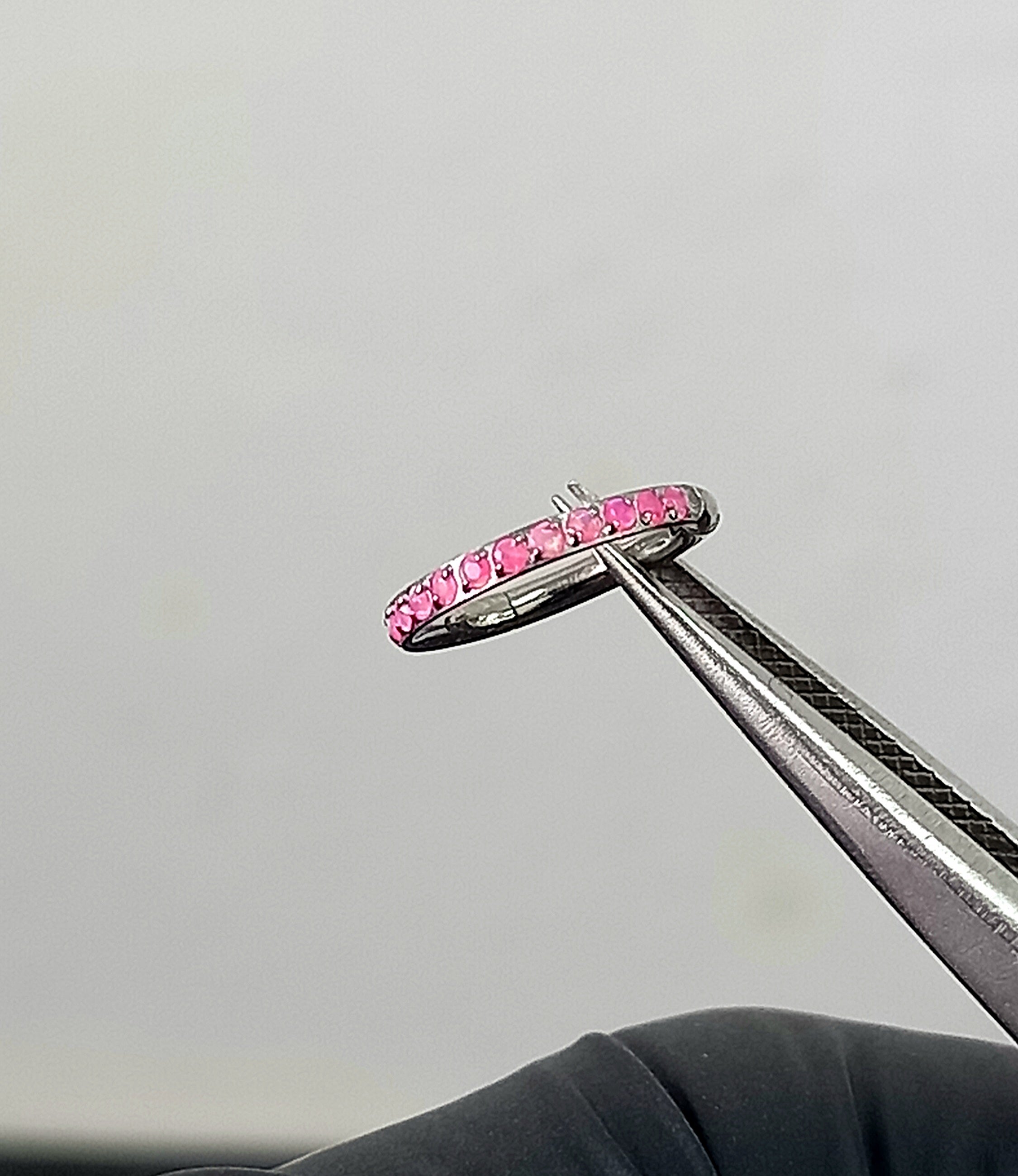 Argolla clicker ópalo rosa lateral