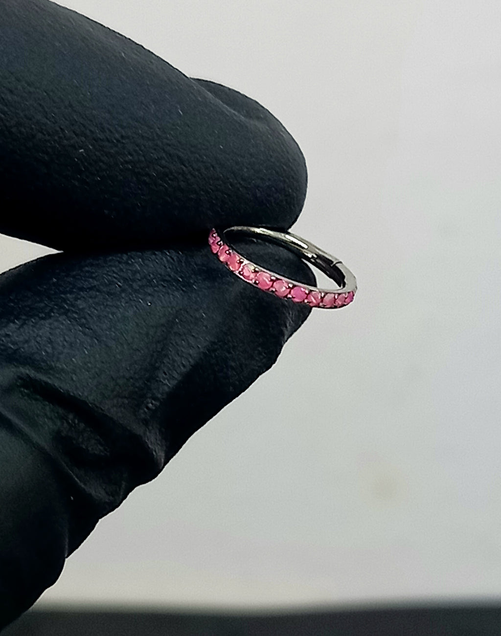 Argolla clicker ópalo rosa lateral