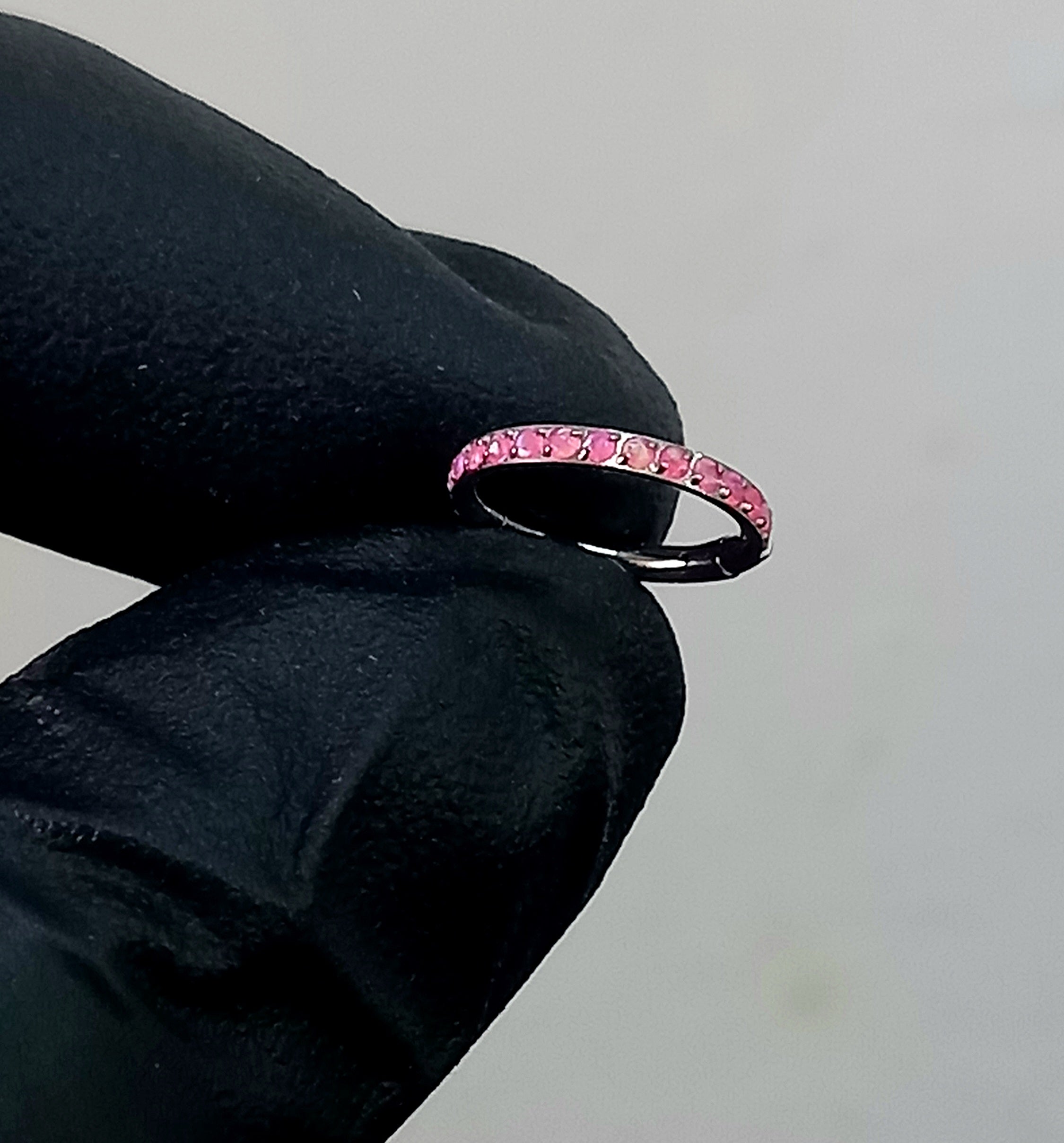 Argolla clicker ópalo rosa lateral