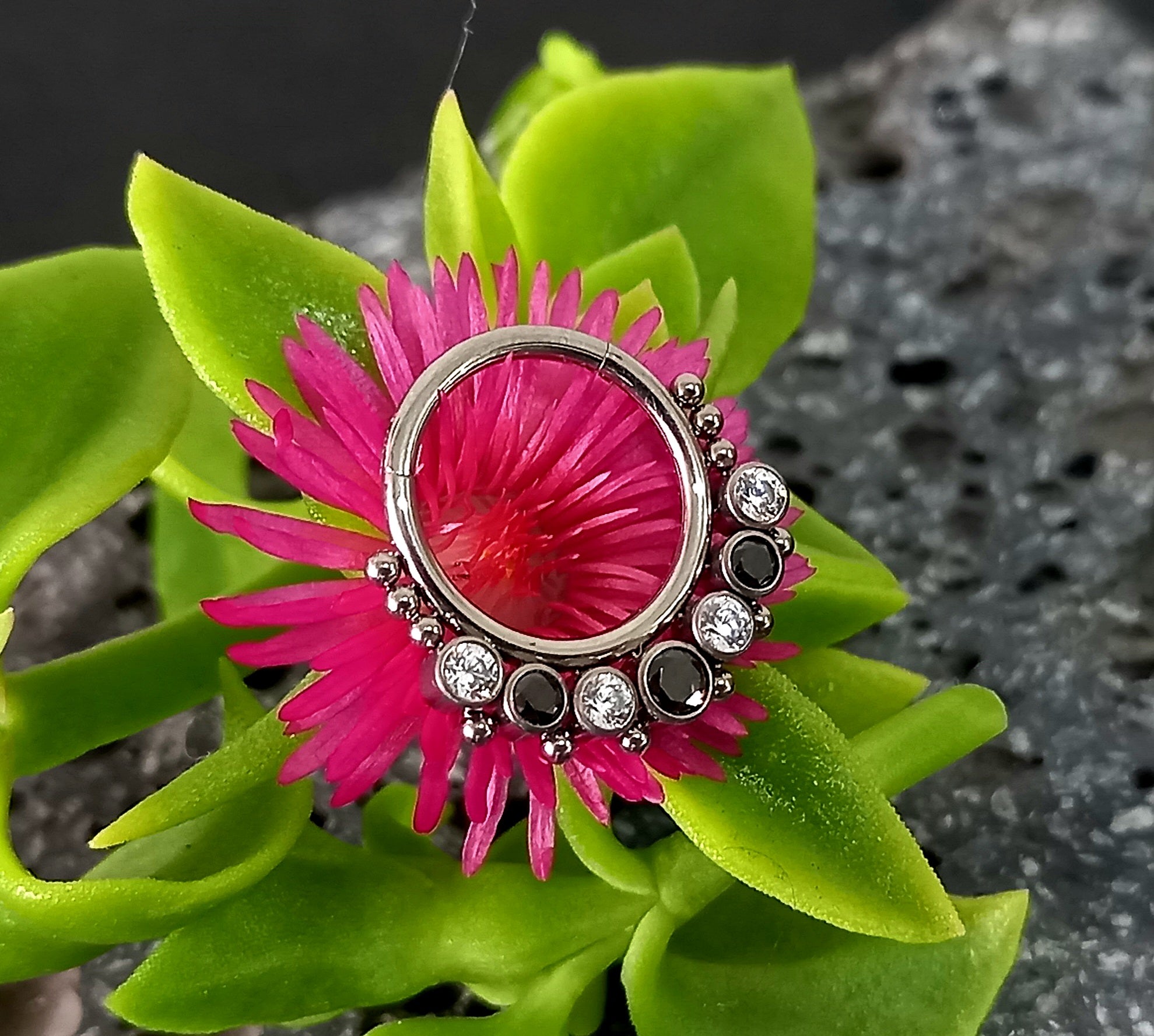 Argolla clicker 7 racimos piedra negra y clear