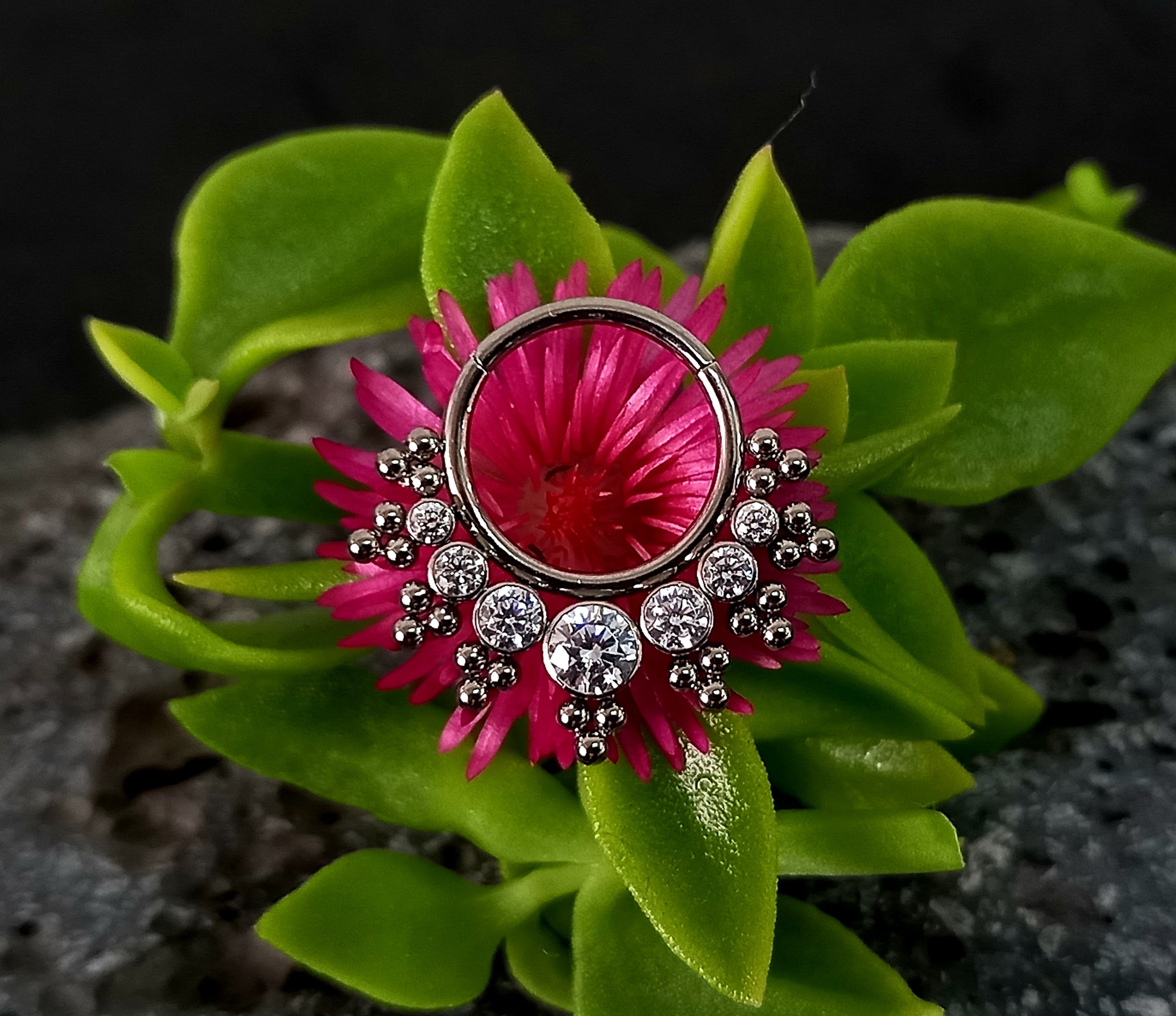 Argolla clicker racimo con 7 brillos en cascada