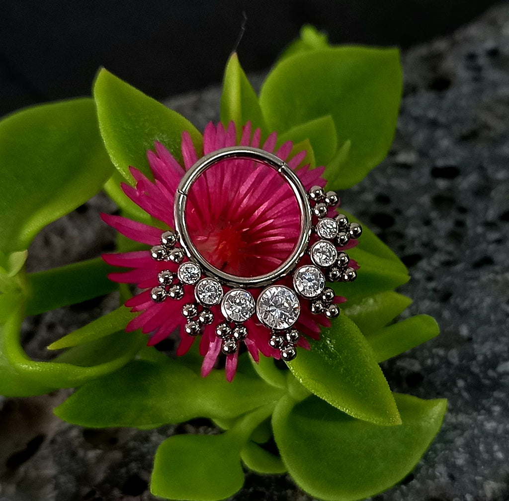 Argolla clicker racimo con 7 brillos en cascada